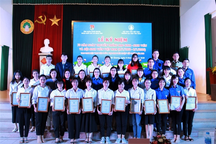 Dương Thị Kim Sáng (hàng đầu tiên đứng thứ 5 từ phải sang) nhận danh hiệu sinh viên 5 tốt cấp trường 
