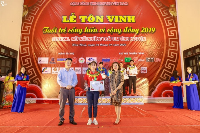 Sinh viên Dương Thị Kim Sáng nhận giải thưởng “Tuổi Trẻ Cống Hiến Vì Cộng Đồng” năm 2019 của Cộng đồng tình nguyện Việt Nam