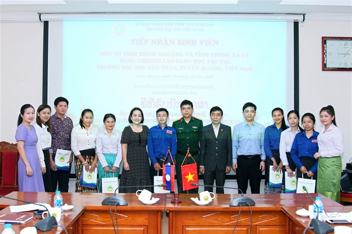 Đại biểu, giảng viên và sinh viên chụp ảnh lưu niệm sau buổi gặp mặt, tiếp nhận sinh viên Lào 